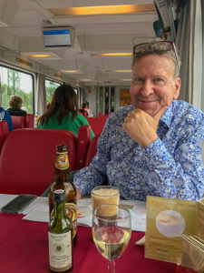 Ulf i restaurangvagnen mot Prag Vackra Bellagio vid Comosjön foto Maria Unde Westerberg