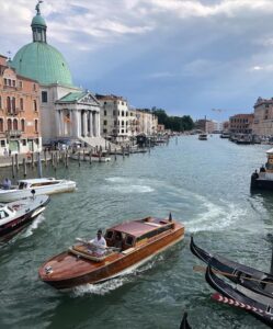 Byte från tåg till båt vid stationen Santa Lucia i Venedig foto Maria Unde Westerberg