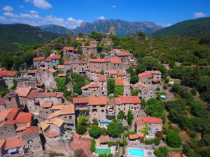 Byn Vieussan högt uppe i Languedoc foto Maison Vieussan